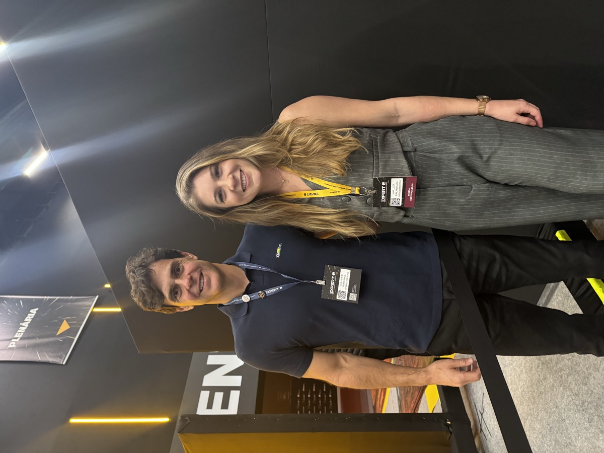 Ana Luiza Ruhland Sada com Guilherme Benchimol, fundador da XP, no Expert XP